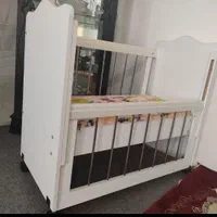 تخت سفید در حد نو پایه چرخدار|تخت و سرویس خواب|تهران, خانی آباد نو جنوبی|دیوار