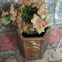 گل مصنوعی و گلدان زیبا