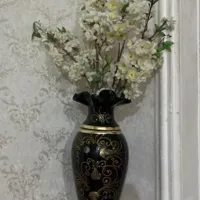 گلدان به همراه گل