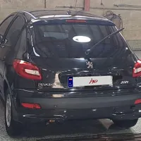 یک دستگاه پژو۲۰۷پانا مدل ۴۰۲