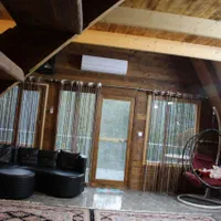 اجاره کلبه چوبی سوئیسی خان عمو|اجارهٔ کوتاهمدت ویلا و باغ|زیرآب, |دیوار