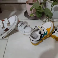 ۲ عدد کتونی یکی چراغ دار ،یکی چسبی در حد نو
