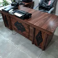 صندلی بزرگ و میز بزرگ