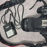 بدنه‌ی دوربین 450D‌ کنون با لنز کنون 18-10