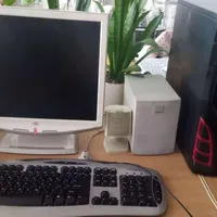 رایانه با کیس اسپیکر و صفحه کلید
