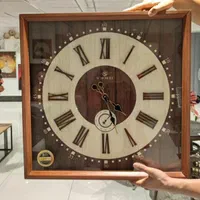 ساعت دیواری چوبی مربع شوبرت قطر ۶۰