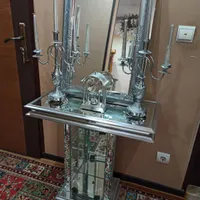 آینه و شمعدان و میز و ساعت