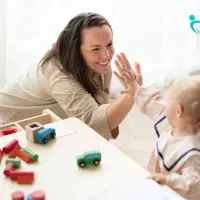 پرستار نوزاد و کمکی در منزل