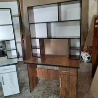 میز تحریر کتابخانه دار و کامپیوتر