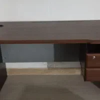 ۱عدد میز اداری و ۱عدد میز تحریر کودک