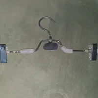 چون لباسی گیره دار