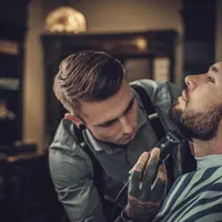 آرایشگر و پیرایشگر مردانه پس از آموزش