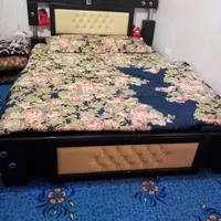 تخت خواب. و آینه کنسول