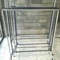 رگال فلزی ایستاده با رنگبندی متنوع
