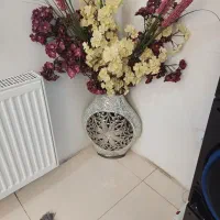 گلدان نقره ای با گل شکوفه بهاری