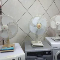 پنکه ایستاده چهارحالته کنترل دار وپنکه ساده|پنکه و تصفیه‌کنندهٔ هوا|لاهیجان, انقلاب|دیوار