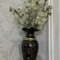 گلدان به همراه گل