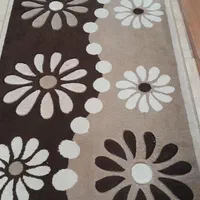 چند عدد قالیچه وکناره