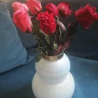 گلدان با گل مصنوعی