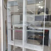 ویترین پشت شیشه