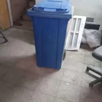 یک سطل زباله پلاستیکی دسته دوم