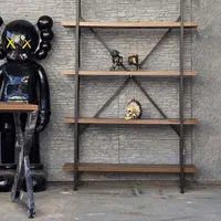 مانکن نشسته اکسسوری رگال دیوارکوب