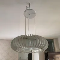 لوستر سه شاخه و فرش کناره یک در دو