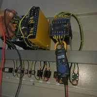 برقکار منصف ساختمانی  با لوازم الکتریکی