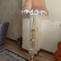 اباژور ایستاده کنار سالنی