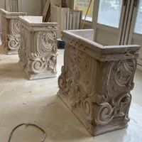 کارگر ساده در کارگاه سنگ
