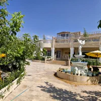 اجاره باغ ویلا با استخر و جکوزی سر پوشیده ابگرم|اجارهٔ کوتاه‌مدت ویلا و باغ|شیراز, گویم|دیوار