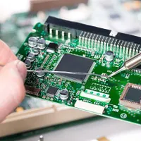 جذب تعمیرکار .فنی کار سخت افزار و الکترونیک