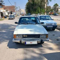 فنی سالم لاستیک دور سفید