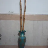 یک عدد  گلدان به همراه دوعدد بامبو