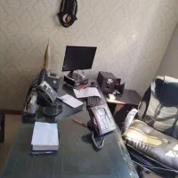 منشی خانم مسلط به پاسخگویی تلفن