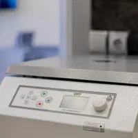 درمان تخصصی ریزش مو در کلینیک زیبایی راویس|خدمات آرایشگری و زیبایی|کاشان, رجایی|دیوار