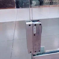 قفل برقی درب مدیریت حیاط شیشه ای میرال سکوریت چوبی
