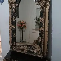 اینه و میز خیلی تمیز وشیک هست