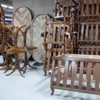 راننده کامیونت و کارگر مونتاژ مبلمان