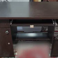 میز  تحریر و کامپیوتر