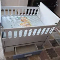 تخت گهواره ای کنار مادر، کاملا سالم و با کیفیت|تخت و صندلی بچه|رشت, نامجو|دیوار
