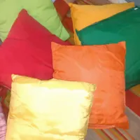 کوسن های ساتن رنگارنگ