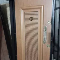 یه‌نفرخانم‌برایه‌حسابداری‌وفروش‌درب‌ضدسرقت‌