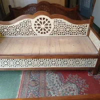 یک فروشگاه و انوع تخت سنتی و باغی
