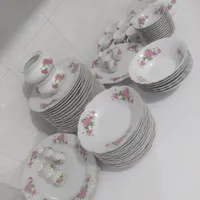 سرویس چینی گل سرخ قدیمی۸۱پارچه|ظروف سرو و پذیرایی|قم, باغ شازده|دیوار