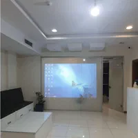تصویر ویدیو پروژکتور روی شیشه