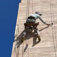 پیچ و رولپلاک سنگ نما با طناب بدون داربست راپل‌|خدمات پیشه و مهارت|کرج, گوهردشت|دیوار
