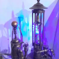 یک چراغ رومیزی دکوری طراحی شبیه ماشین بخار قدیمی|صنایع دستی و سایر لوازم تزئینی|تهران, فتح|دیوار