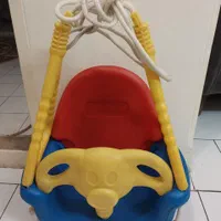 تعدادی وسایل، چرخ و لباس بچه گانه