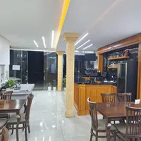 کمک آشپز و کارگر ساده رستوران.